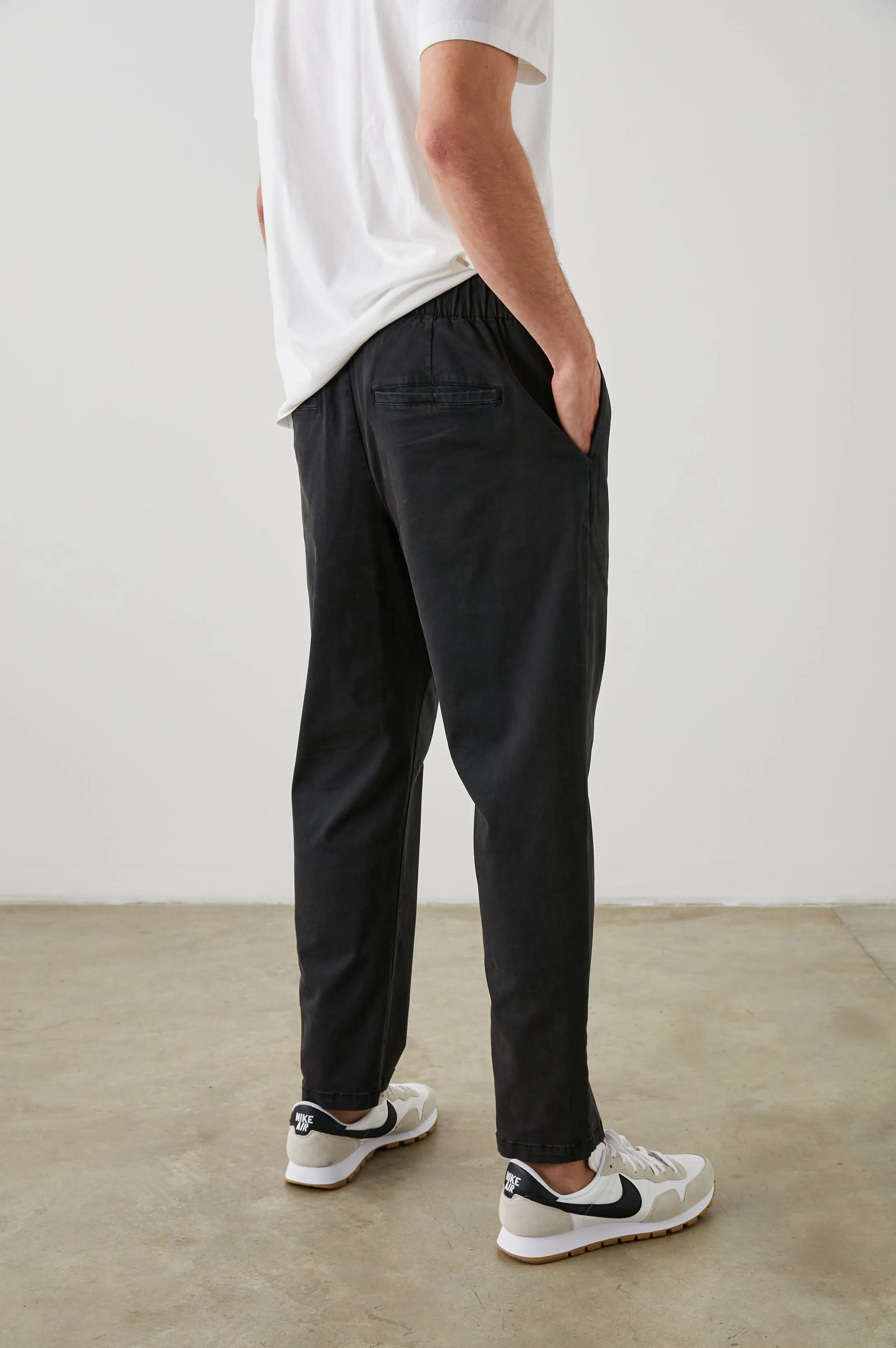 JULIAN PANT - WASHED BLACK